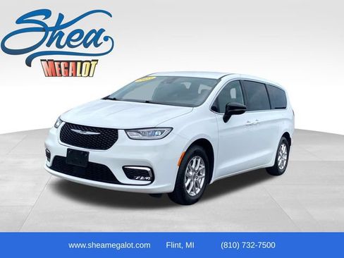 Used 2025 Chrysler Pacifica Select FWD image 1