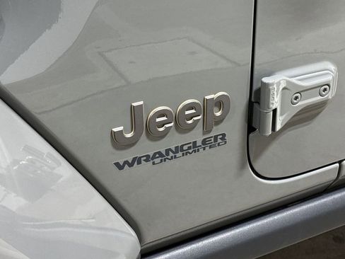 Used 2022 Jeep Wrangler Unlimited Rubicon w/ Xtreme Recon 35" Tire Package image 25