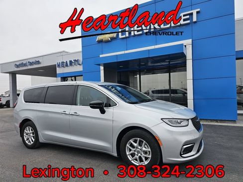 Used 2024 Chrysler Pacifica Touring-L FWD image 1