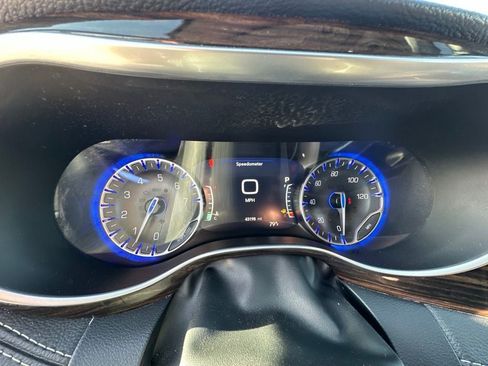 Used 2024 Chrysler Pacifica Limited FWD image 15