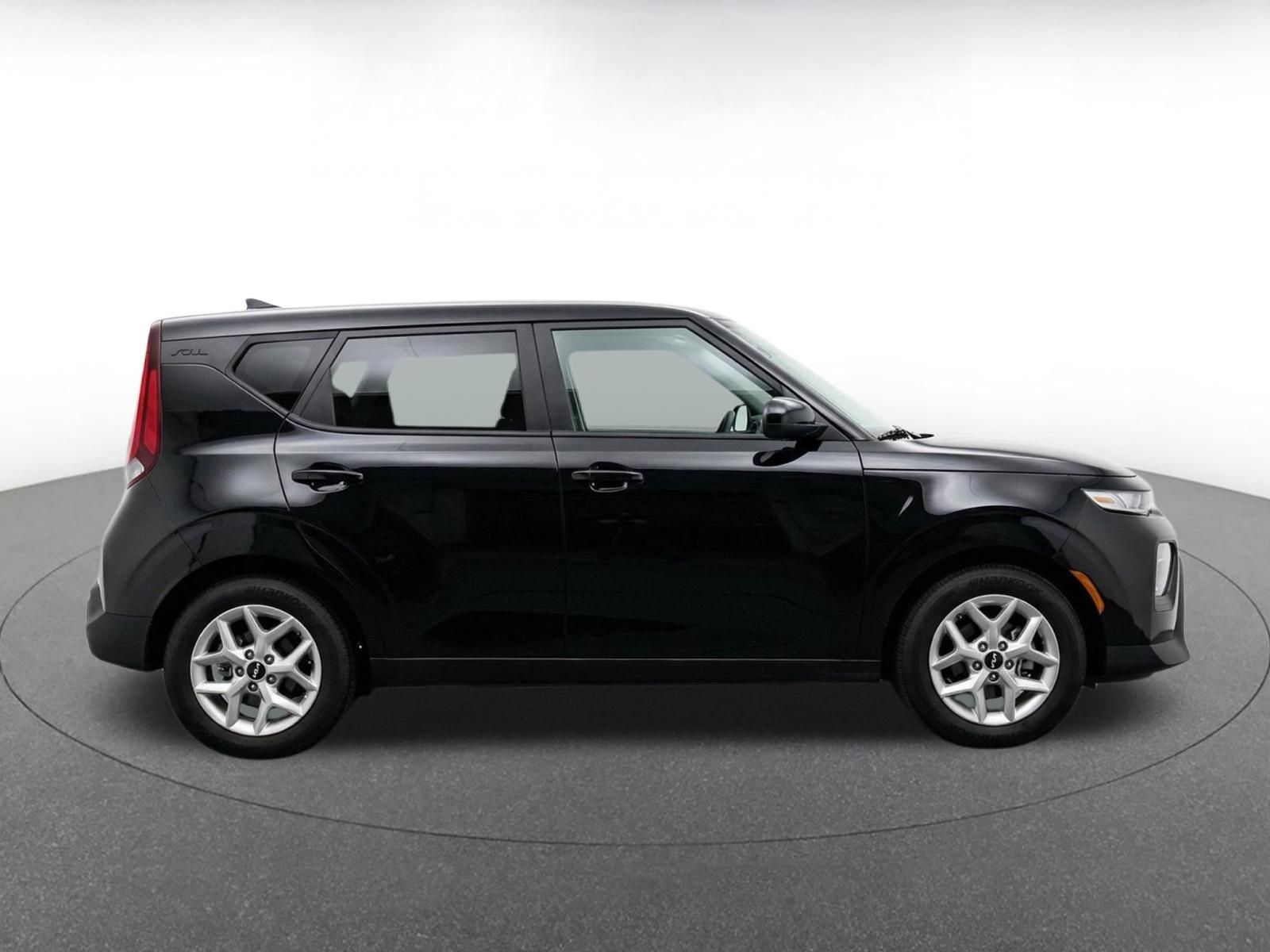 Used 2025 Kia Soul LX w/ LX Technology Package FWD image 12