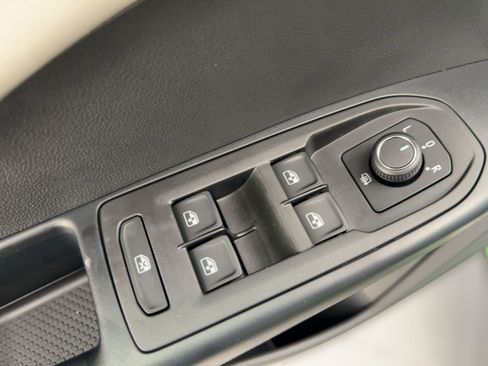 New 2026 Volkswagen Taos SE image 13