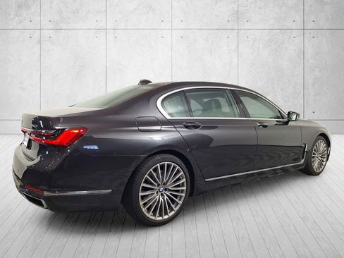 Used 2022 BMW 740i w/ Premium Package RWD image 5