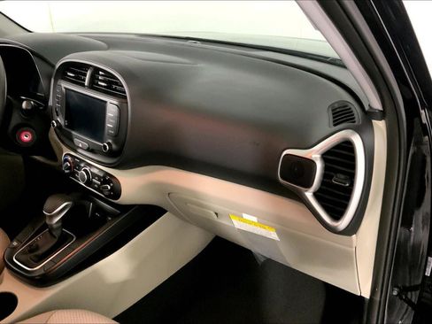 Used 2025 Kia Soul LX w/ LX Technology Package FWD image 16