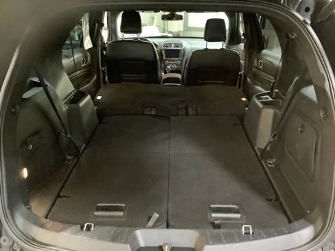 Used 2019 Ford Explorer XLT w/ Equipment Group 202A AWD/4WD image 14