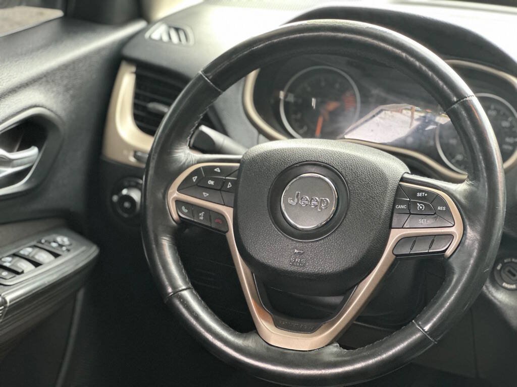 Used 2016 Jeep Cherokee Latitude w/ Cold Weather Group AWD/4WD image 15