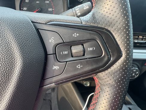 Used 2024 Chevrolet Trax RS w/ Sunroof Package FWD image 10