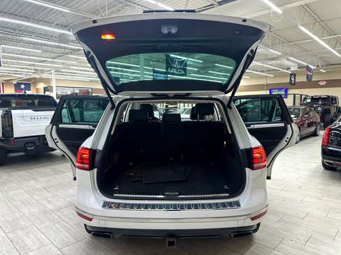 Used 2015 Volkswagen Touareg Sport image 12