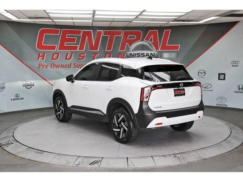 Used 2026 Nissan Kicks SV w/ SV Premium Package FWD image 3