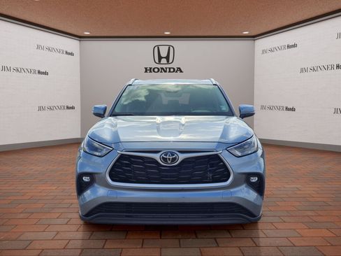 Used 2023 Toyota Highlander XLE FWD image 2