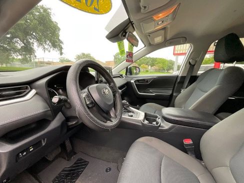 Used 2021 Toyota RAV4 LE AWD/4WD image 4