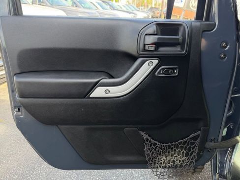 Used 2018 Jeep Wrangler Unlimited Rubicon w/ Connectivity Group image 16