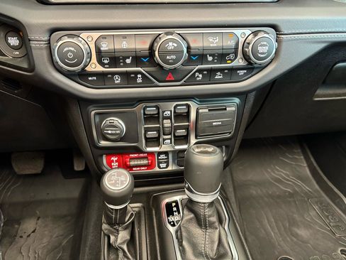 Used 2025 Jeep Wrangler Unlimited Rubicon AWD/4WD image 19