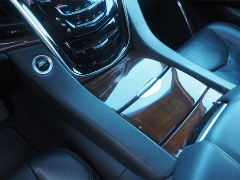 Used 2019 Cadillac Escalade ESV Premium Luxury image 12