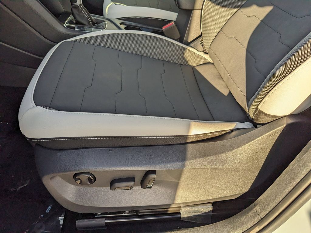 New 2026 Volkswagen Taos SE FWD image 17