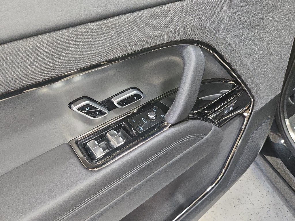 Used 2025 Land Rover Range Rover Sport SE AWD/4WD image 17