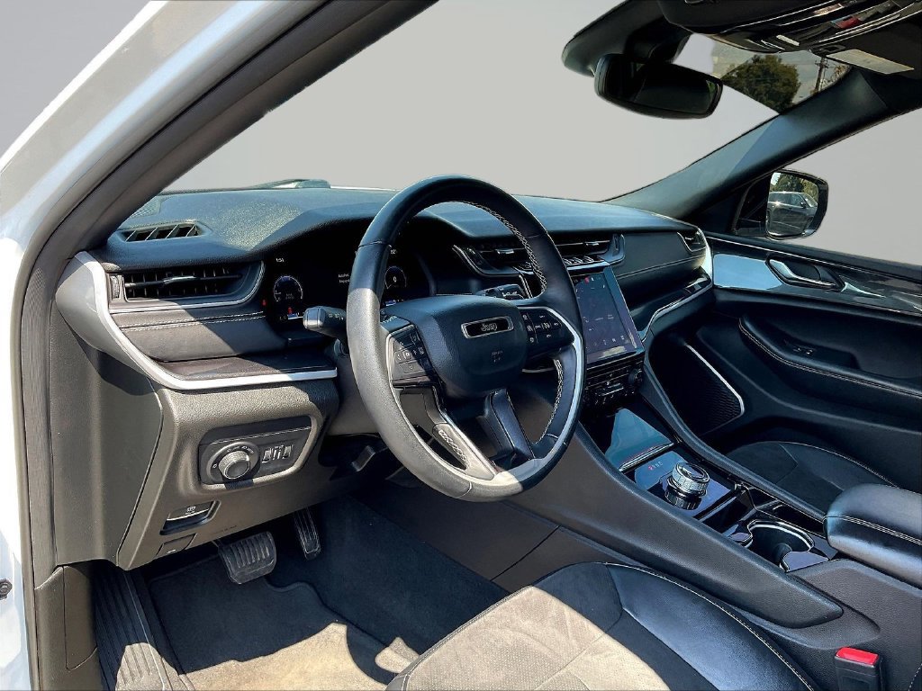 Used 2022 Jeep Grand Cherokee Altitude AWD/4WD image 18