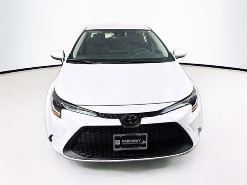 Used 2022 Toyota Corolla LE image 2