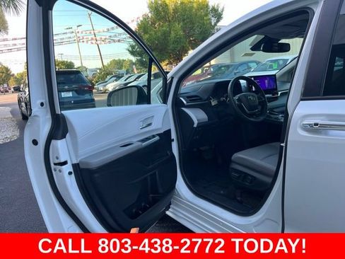 Used 2025 Toyota Sienna XLE FWD image 4