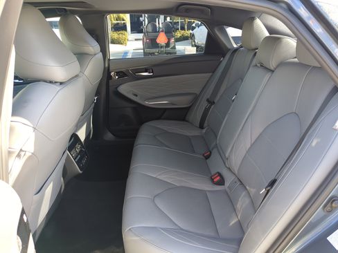 Used 2019 Toyota Avalon Limited image 16