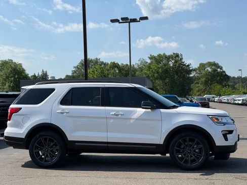 Used 2018 Ford Explorer XLT w/ XLT Appearance Package AWD/4WD image 39
