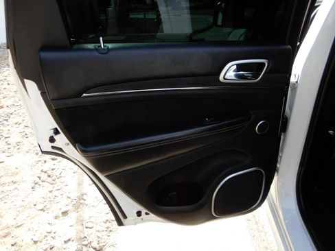 Used 2016 Jeep Grand Cherokee SRT image 19