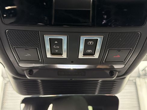 Used 2025 Land Rover Range Rover Evoque Dynamic SE AWD/4WD image 18