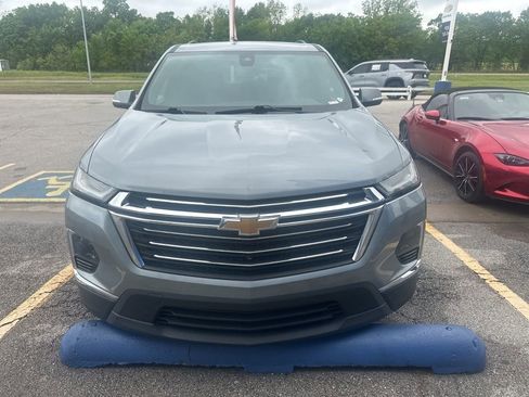 Used 2023 Chevrolet Traverse LT FWD image 2