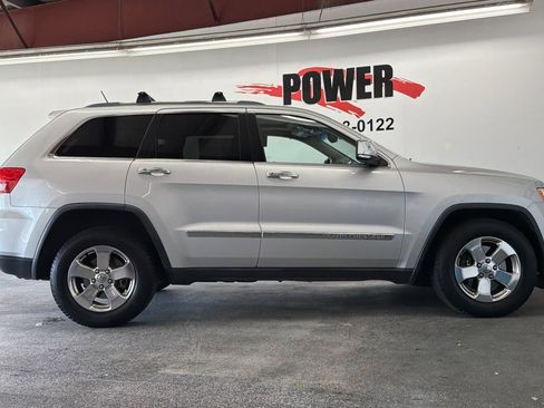 Used 2011 Jeep Grand Cherokee Limited w/ Trailer Tow Group IV AWD/4WD image 2