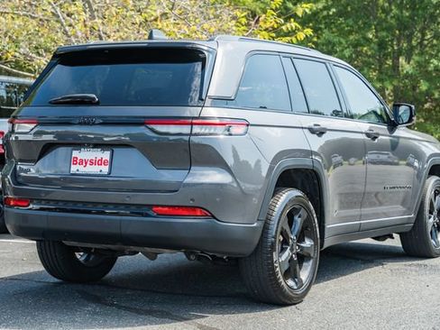 Used 2023 Jeep Grand Cherokee Altitude AWD/4WD image 10