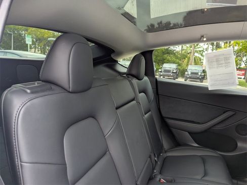 Used 2021 Tesla Model Y Long Range image 14