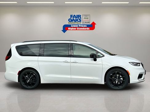 New 2026 Chrysler Pacifica Limited w/ Uconnect Theater Family Group image 7