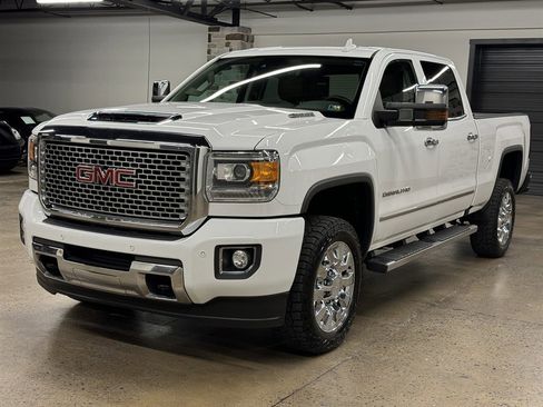 Used 2017 GMC Sierra 2500 Denali w/ Duramax Plus Package AWD/4WD image 3