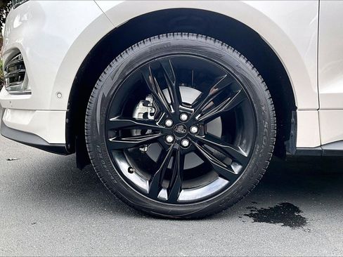 Used 2019 Ford Edge ST image 12