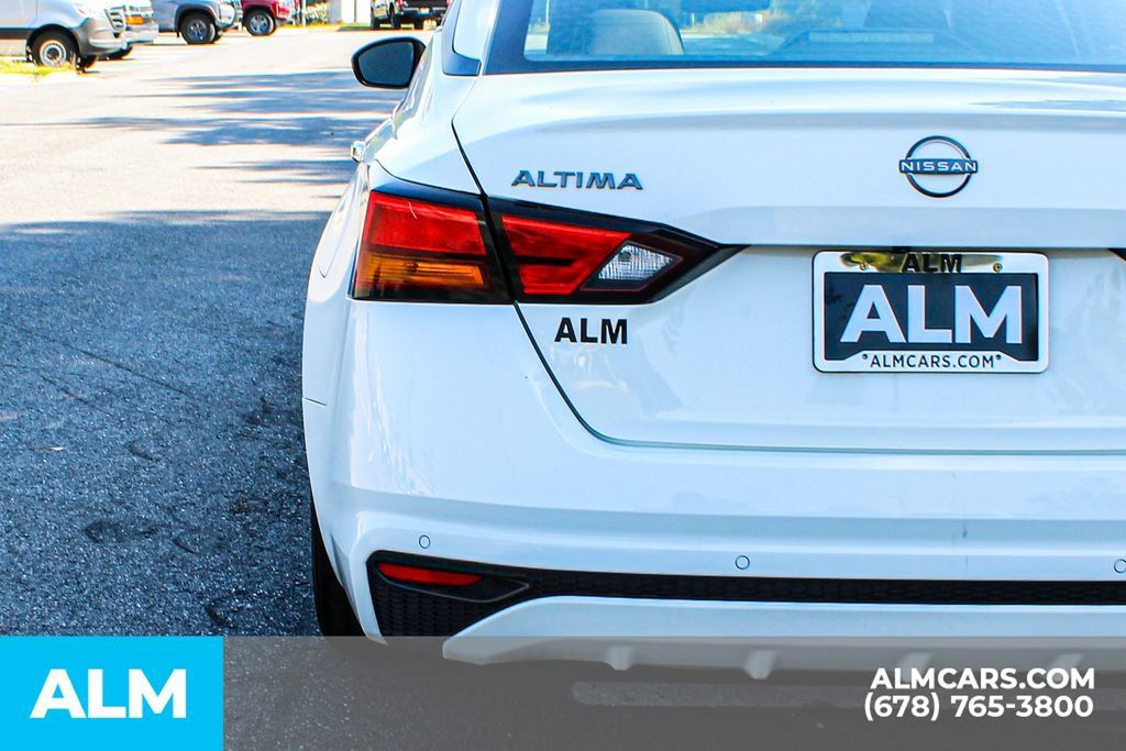 Used 2025 Nissan Altima 2.5 SV FWD image 12
