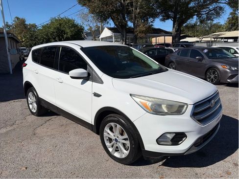Used 2017 Ford Escape SE image 3
