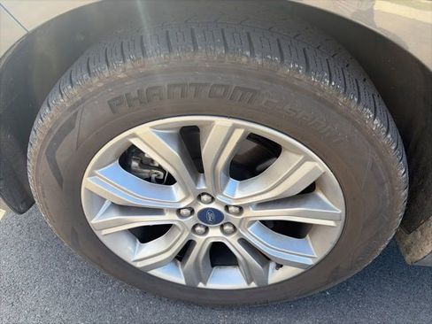 Used 2019 Ford Edge Titanium w/ Equipment Group 301A image 7