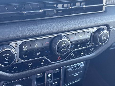 Used 2024 Jeep Wrangler Unlimited Rubicon image 31