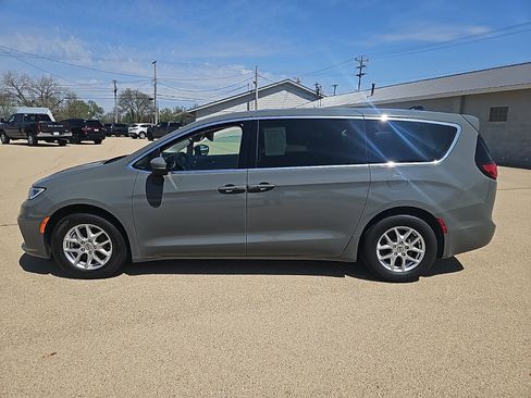 Used 2023 Chrysler Pacifica Touring-L FWD image 10