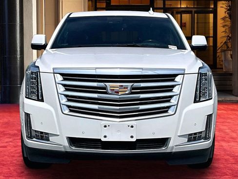 Used 2019 Cadillac Escalade Platinum AWD/4WD image 3