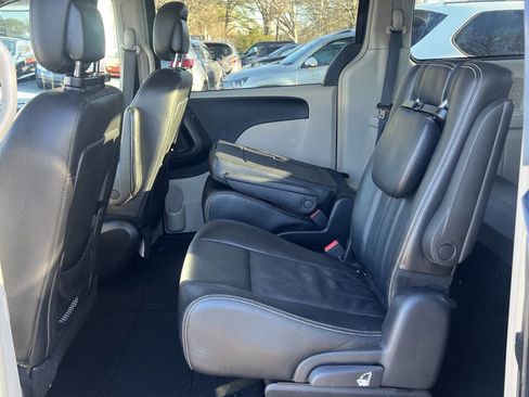 Used 2016 Chrysler Town & Country Touring image 17