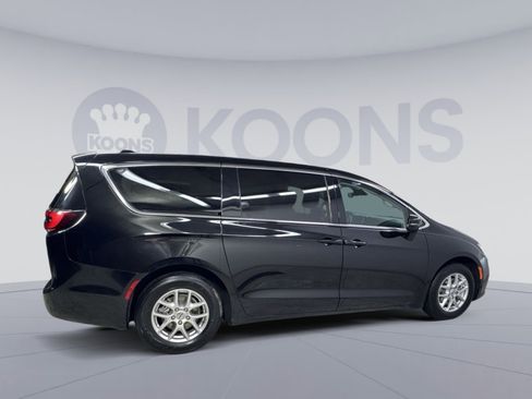 Used 2024 Chrysler Pacifica Touring-L FWD image 21