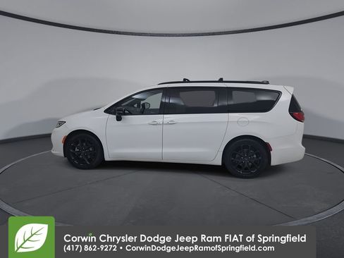 Used 2025 Chrysler Pacifica Limited FWD image 9