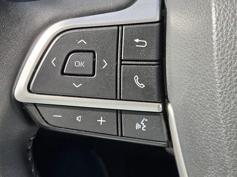 Used 2025 Toyota Highlander LE FWD image 24