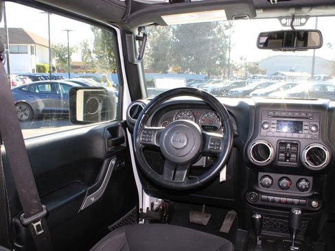 Used 2018 Jeep Wrangler Unlimited Sahara w/ Connectivity Group image 26