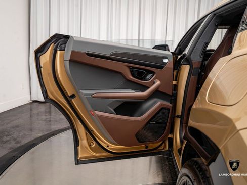 Used 2025 Lamborghini Urus SE image 49