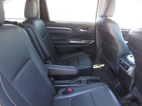 Used 2016 Toyota Highlander Limited image 12