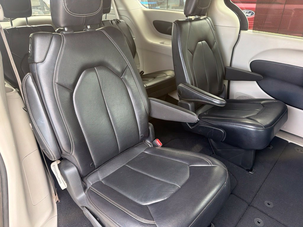 Used 2022 Chrysler Pacifica Touring-L FWD image 14