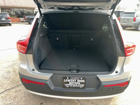 Used 2024 Volvo XC40 B5 Core image 9