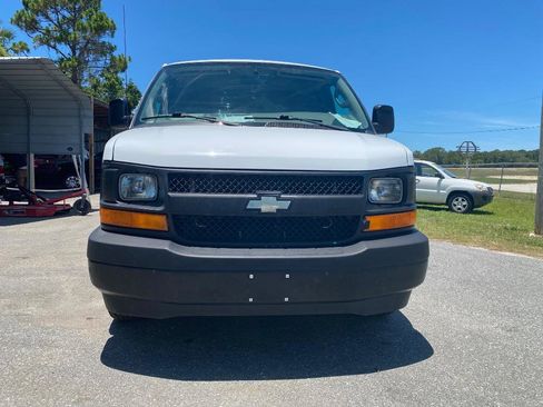 Used 2017 Chevrolet Express 2500 RWD image 4